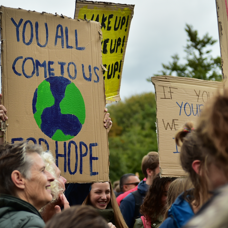 Klimaatdemonstranten met protestborden